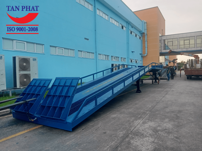 Tân Phát thi công, lắp đặt cầu dẫn xe nâng lưới grating