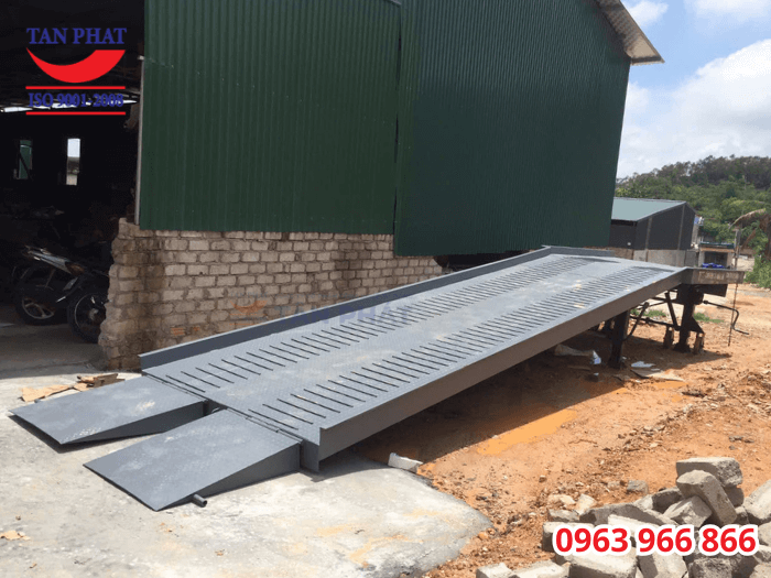 Giao cầu lên cont 8 tấn 11m tại huyện Chí Linh, tỉnh Hải Dương