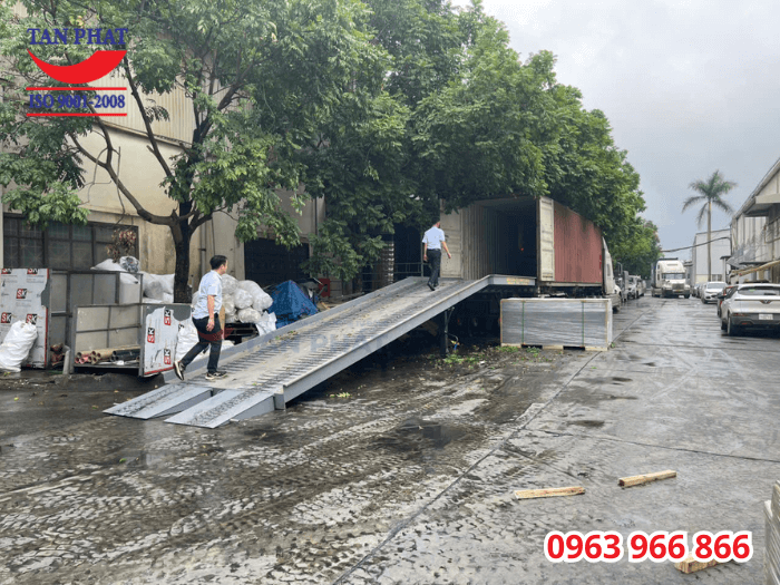 Lắp đặt cầu lên container 10 tấn 11m tại huyện Văn Lâm, tỉnh Hưng Yên