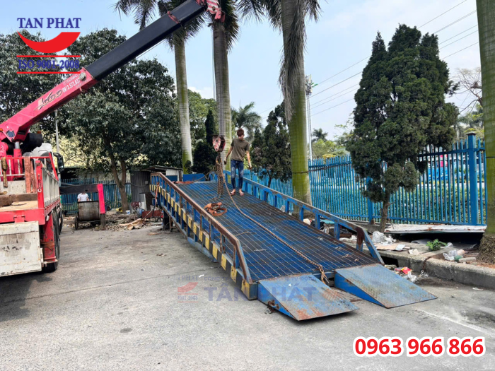 Bàn giao cầu lên container cũ đã qua sử dụng tại Nam Sách, Hải Dương
