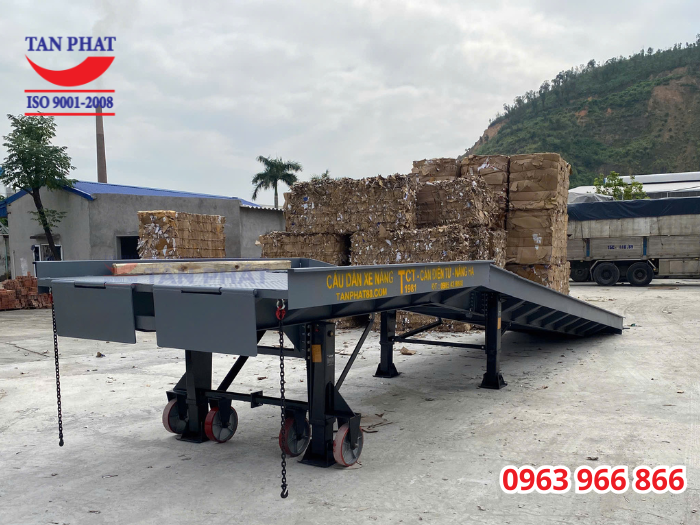 Bàn giao cầu lên xe cont 10 tấn 11m tại Hà Nội và Hải Phòng