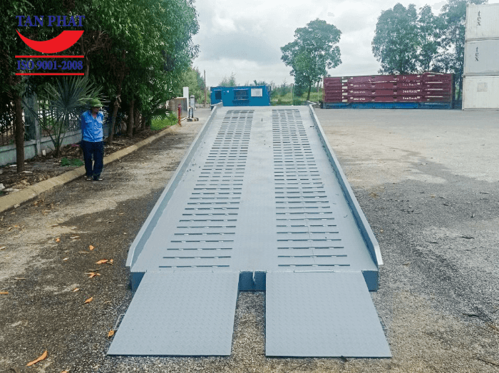 Cầu nâng lên xe container: Một số câu hỏi thường gặp