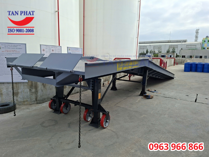 Lắp đặt cầu dẫn lên công 10 tấn 11m tại KCN Đình Vũ - Cát Hải, Hải Phòng