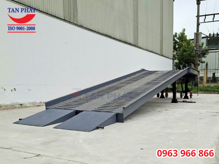 Lắp đặt cầu xe nâng lên cont 10 tấn 11m tại KCN Đại An, Hải Phòng