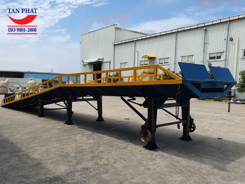 Nên sử dụng cầu xe nâng vào container hay dock leveler?