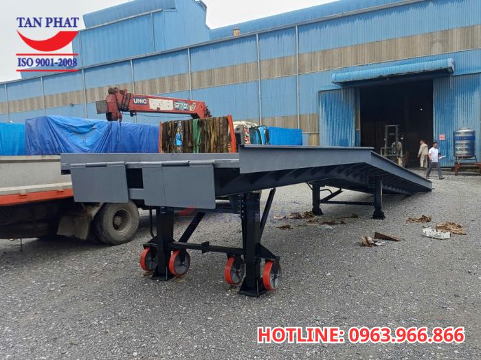 Di chuyển cầu dẫn thuận tiện với 04 chân chống Fuwa + 04 bánh xe PU
