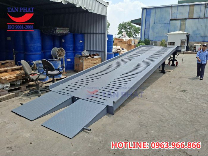 Cầu dẫn xe nâng lên container 8 tấn - 11m được bàn giao