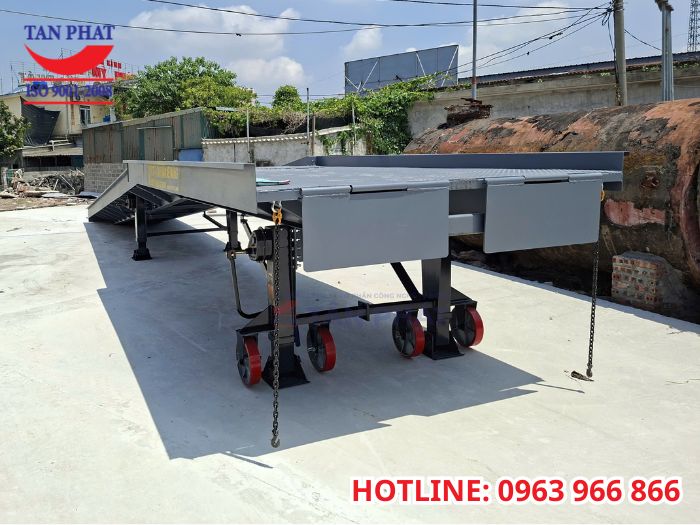 Cầu dẫn xe nâng lên container 8 tấn, 13m