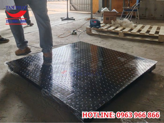 Ứng dụng thực tế của cân sàn 2 tấn