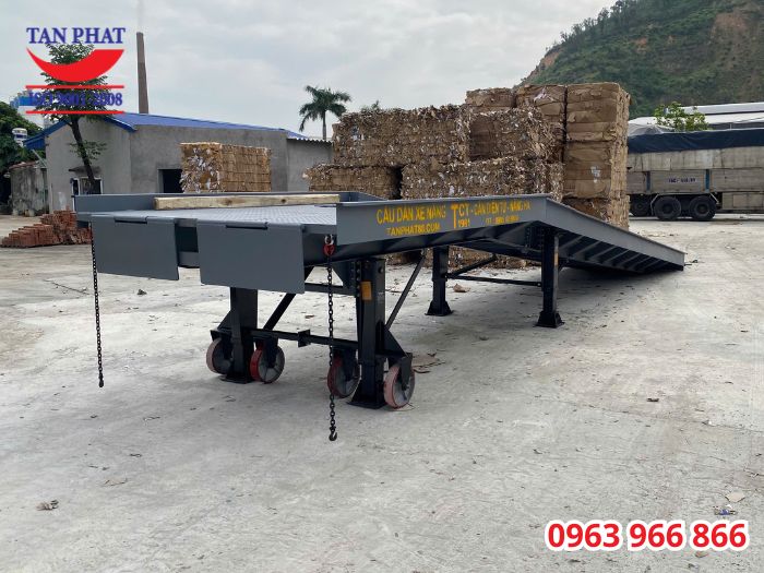 Cầu dẫn xe nâng lên container dài 11m