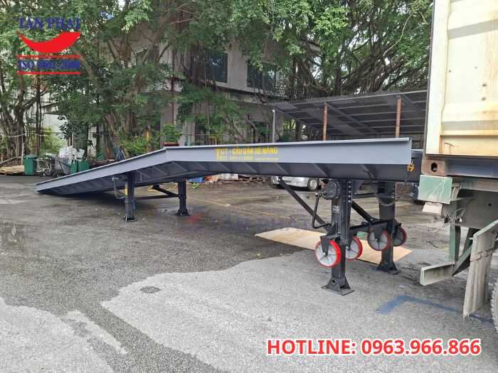 Giải pháp cầu dẫn xe nâng lên container
