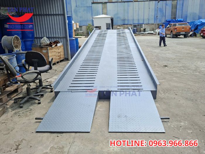 Bề mặt cầu dẫn xe nâng chống trượt