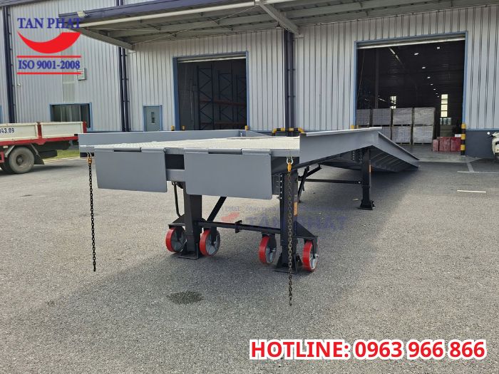 Tân Phát – Đơn vị sản xuất, cung cấp cầu lên container uy tín
