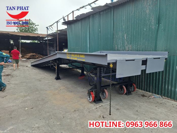 Vì sao doanh nghiệp nên đầu tư cầu dẫn xe nâng?