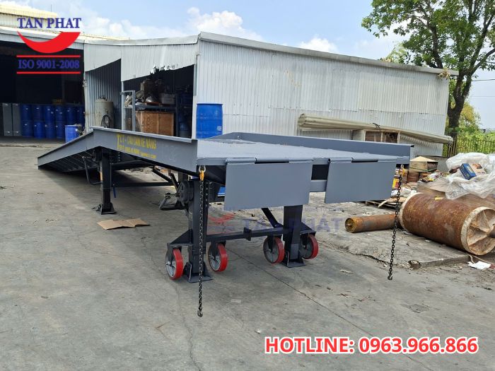 Bàn giao cầu lên container 8 tấn tại Hà Nội