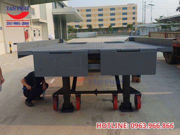 Cầu dẫn xe nâng tại Thủy Nguyên được thiết kế di chuyển linh hoạt