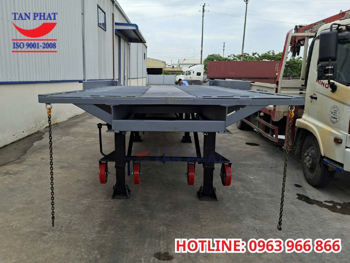 02 sợi xích cố định cầu với container chắc chắn