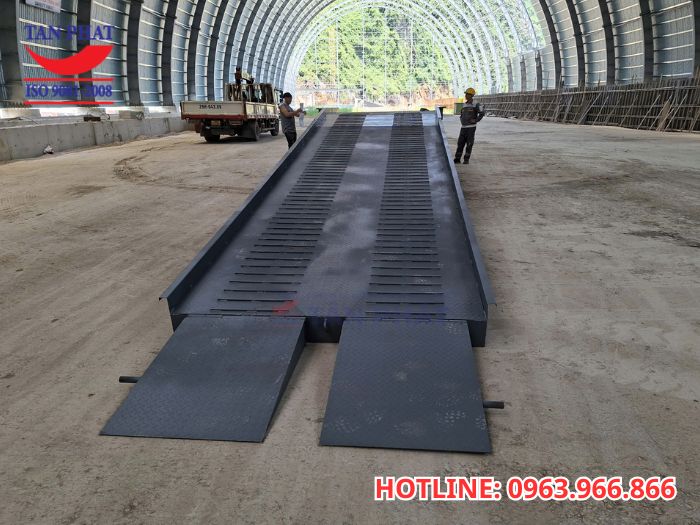 Bàn giao cầu dẫn xe nâng tại Hòa Bình