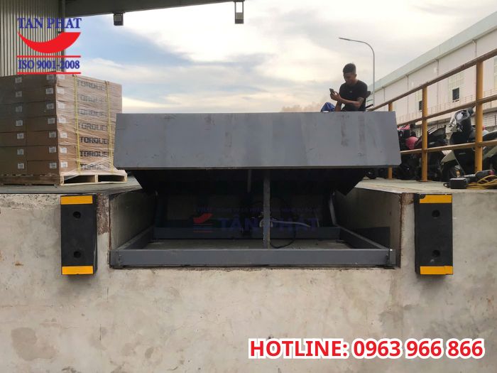 Lắp đặt dock leveler tại KCN Phố Nối A, Hưng Yên