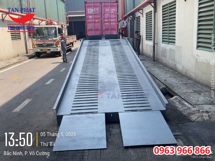 Quá trình bàn giao cầu dẫn xe nâng tại CCN Phong Khê
