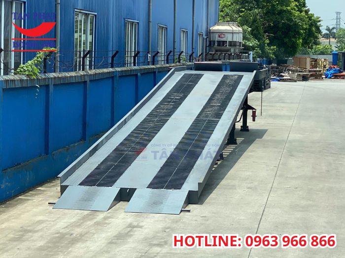 Bàn giao cầu dẫn xe nâng mặt lưới grating