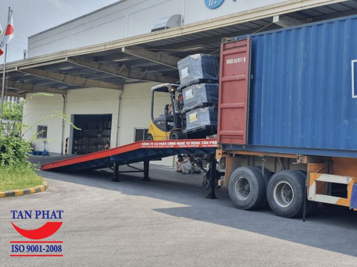 Cầu dẫn có chiều dài, chiều rộng tiêu chuẩn, dốc có góc nghiêng an toàn