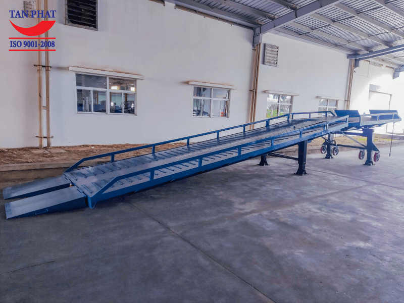 Cầu dẫn xe nâng lên container do Tân Phát trực tiếp sản xuất và bàn giao tới khách hàng