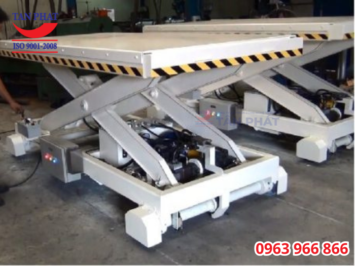 Bàn nâng được sử dụng trong các xưởng sản xuất, kho hàng,...