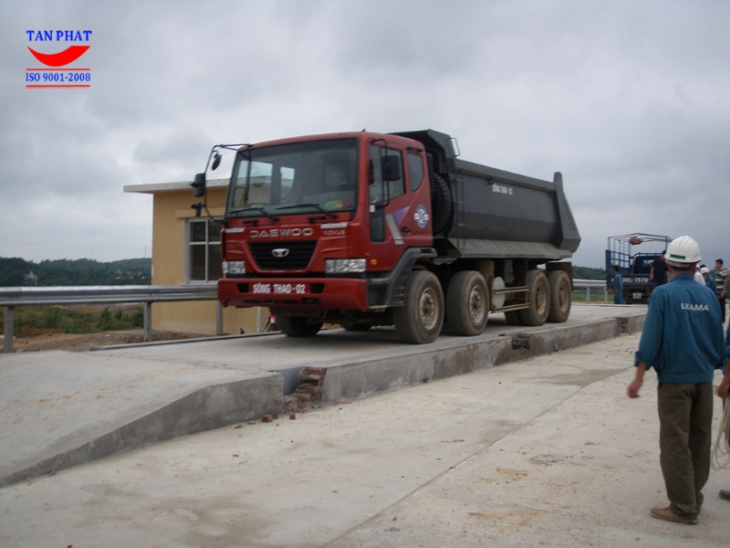 Ảnh mẫu một cầu cân bê tông cốt thép do công ty Tân Phát triển khai sản xuất, lắp đặt. Toàn bộ khung cân, hệ thống điều khiển cân được bảo hành tới 18 tháng.