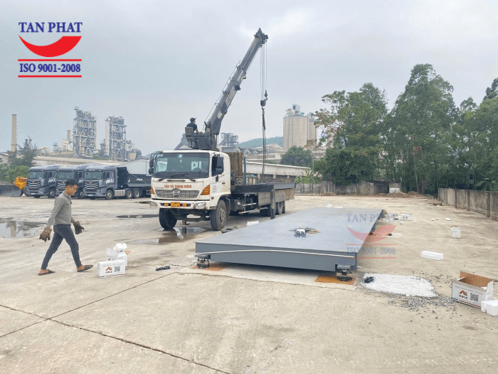 Tân Phát tiến hành hạ các thớt cân xuống vị trí lắp đặt