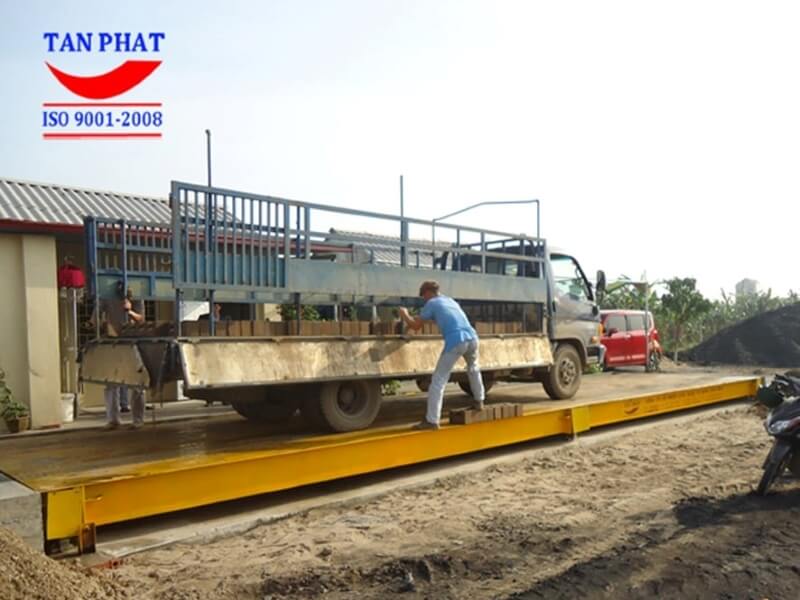 Cân ô tô điện tử 100 tấn bạn đang thấy trên đây được Công nghệ Tự động Tân Phát cung cấp lắp đặt tại Long Biên, Hà Nội. Cân được hoàn thiện bàn giao và đi vào hoạt động từ năm 2013 tới nay. Trạm cân này cũng là một sản phẩm phục vụ cho nhu cầu xác định khối lượng tại bến than và khoáng sản.