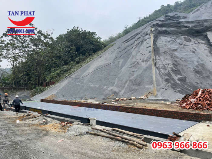 Bàn cân được hạ xuống hố móng và lắp đặt hệ thống cảm biến lực dưới gầm bàn cân