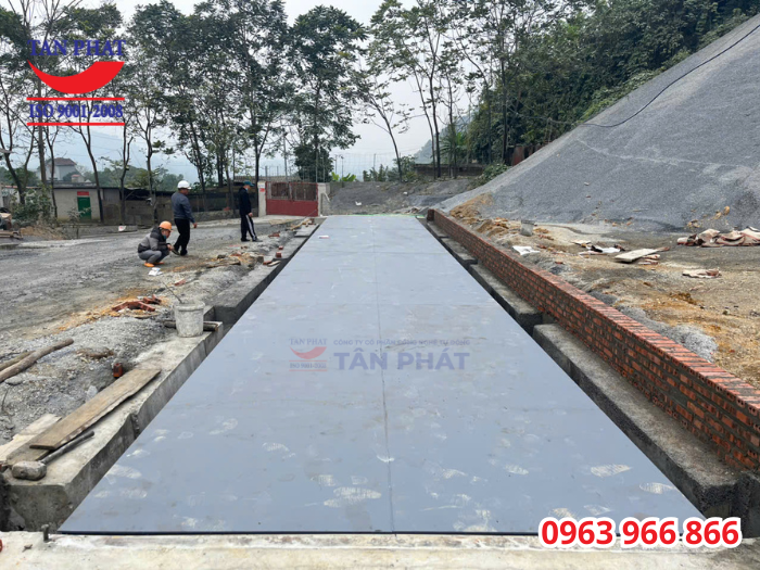 Bàn cân với hệ thống dầm thép chịu lực cùng mặt bàn cân thép SS400 có khả năng chịu lực tốt 