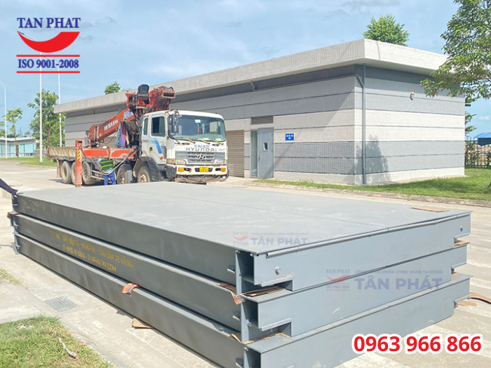 Bàn cân ô tô bằng thép chịu lực chuẩn bị hạ đặt vào hố móng cân