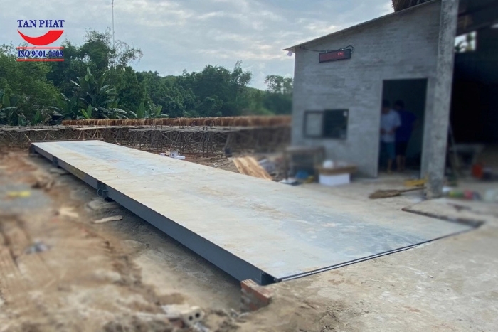 Cân được lắp đặt nổi với 2 đầu dốc lên xuống