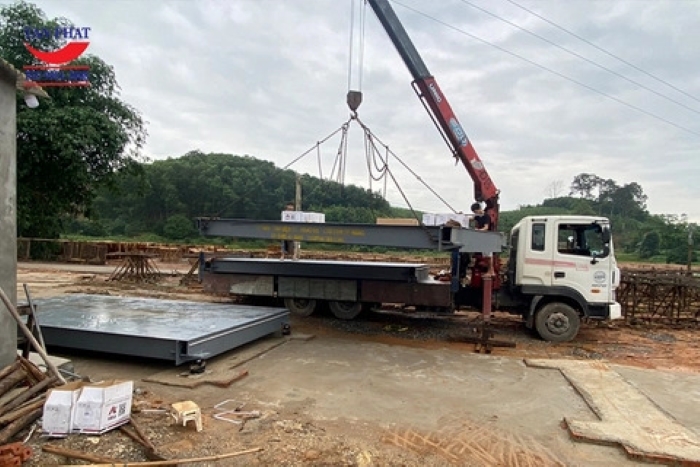 Cẩu hạ bàn cân vào hố móng đã chuẩn bị sẵn