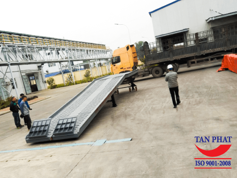 Cầu container được Tân Phát lắp đặt và bàn giao tận nơi cho khách hàng
