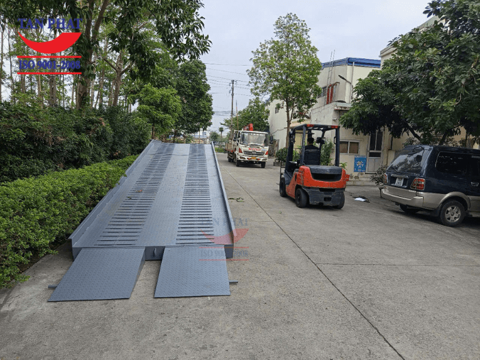 Mặt cầu chống trượt bằng tôn nhám, kết hợp thép phi gân và thép vuông đặc 