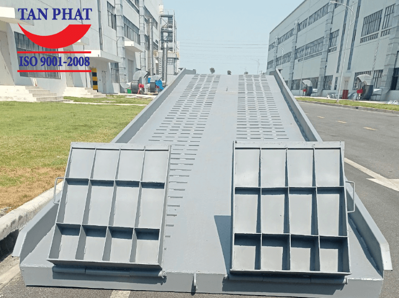 Các tấm gá tiếp đất chắc chắn, giúp xe nâng lên xuống cầu xe nâng dễ dàng