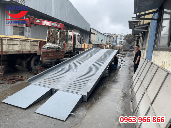 Cầu dẫn xe nâng lên container 8 tấn bàn giao hoàn thiện tại thành phố Hải Phòng