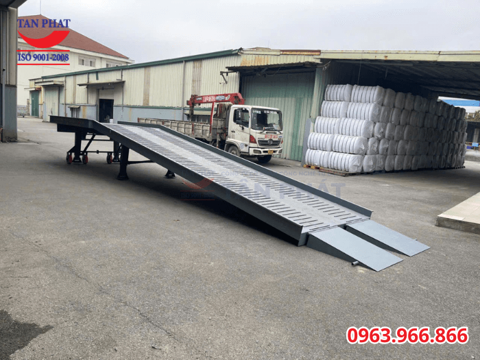 Cầu dẫn xe nâng lên container 8 tấn hoàn thiện tại KCN Tân Quang, Hưng Yên