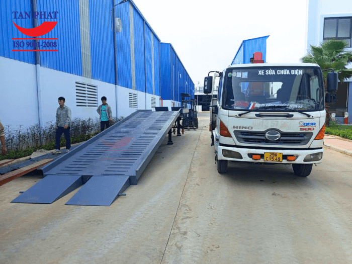 Mặt cầu sử dụng tôn nhám, gia tăng khả năng chống trượt với thép phi gân hàn trên mặt cầu