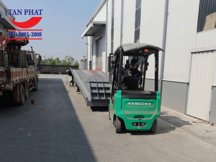 Cầu dẫn xe nâng có khả năng di chuyển, dùng xe nâng để thực hiện kéo cầu sang vị trí khác