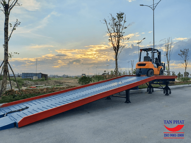 Cầu dẫn xe nâng lên container do Tân Phát trực tiếp sản xuất, lắp đặt và bàn giao tại Văn Môn, Bắc Ninh