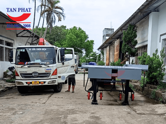 Cầu sử dụng chân chống romooc Fuwa có khả năng nâng hạ thay đổi độ cao và bánh xe PU di chuyển