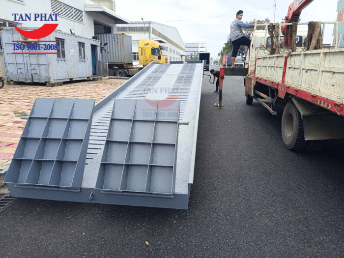 Mặt cầu sử dụng tôn nhám kết hợp với phi gân chống trượt 