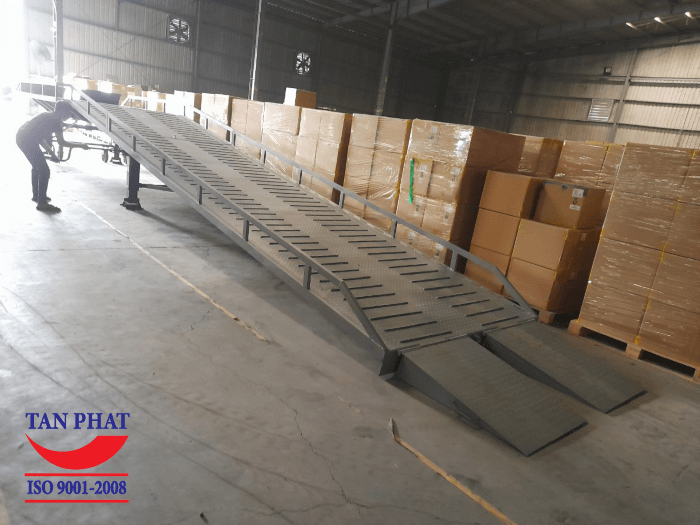 Cầu container 10 tấn Tân Phát thực hiện sản xuất và bàn giao hoàn thiện tại KCN Đình Vũ - Cát Hải, Hải Phòng