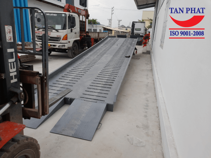 Cầu sử dụng mặt chống trượt thép phi gân và thép vuông đặc