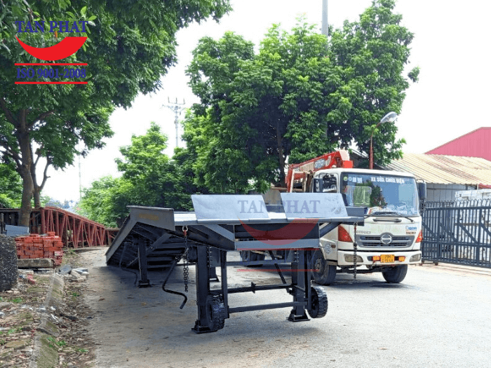 Cầu sử dụng bánh xe cao su đặc D400 giúp di chuyển cầu dễ dàng