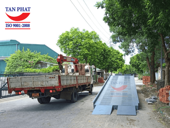 Mặt cầu tôn gân chống trượt, kết hợp thép phi gân và thép vuông đặc gi tăng ma sát